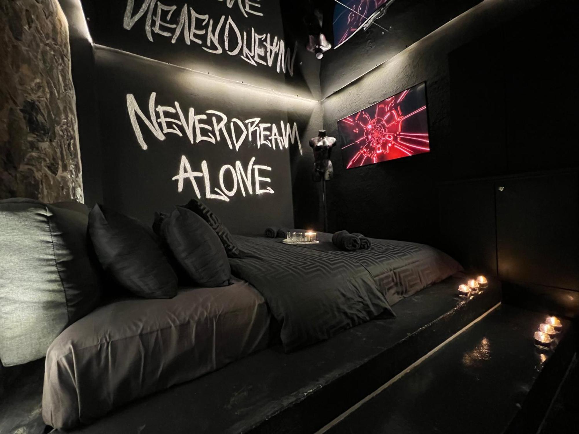 Doormat#13 Black Mirror Thessaloniki Exterior photo